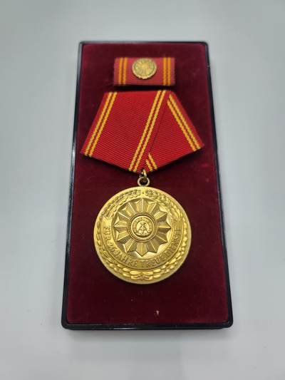 南水社第二次拍卖 - 民主德国内务部25年忠诚服役金质奖章 完好品相 带盒略