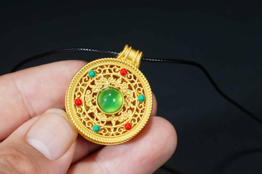 上海都达杂项专场十八（全场包邮） 天然镀金黄财神背嵌绿玛瑙蛋面圆牌挂件 附鉴定证书