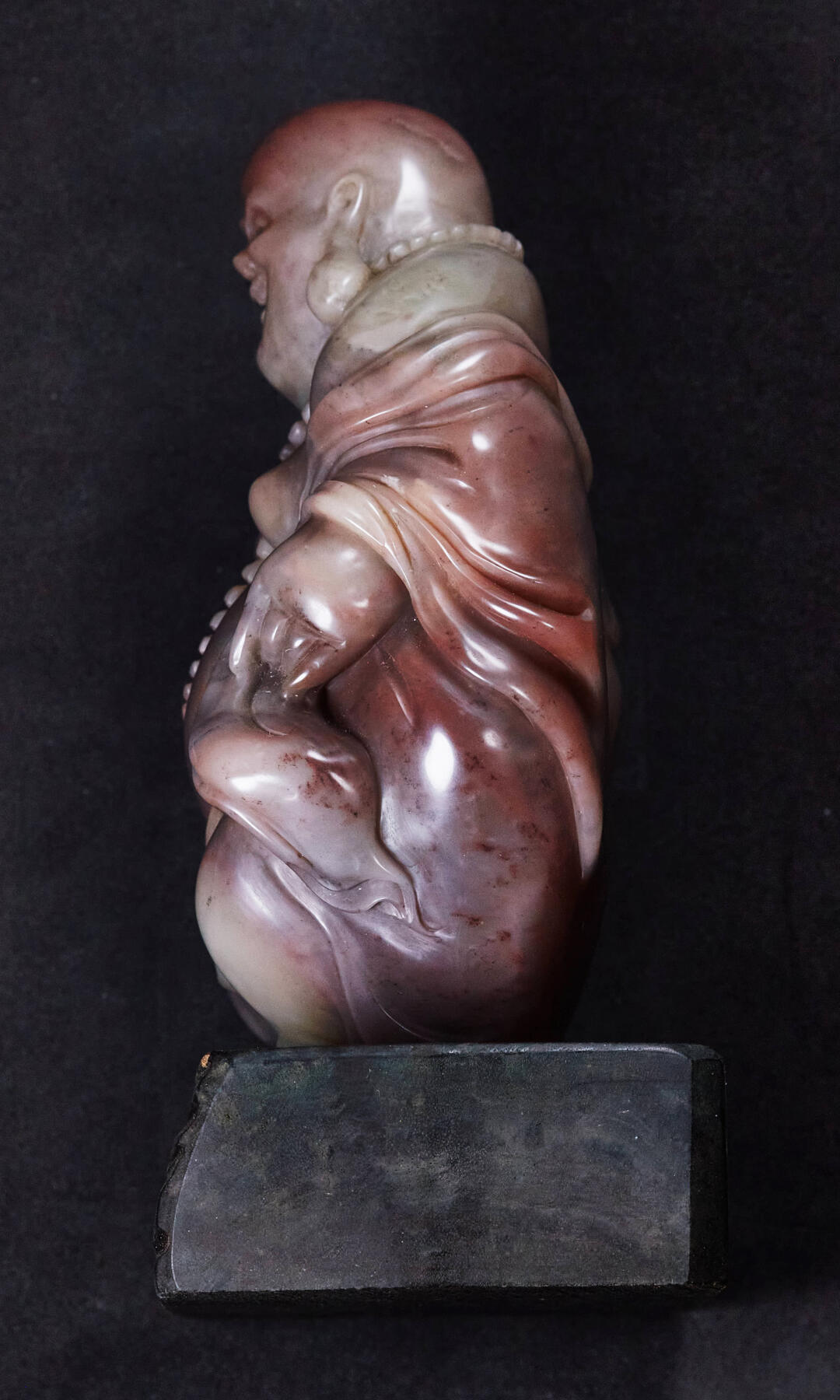 【俄甄集藏】马年新春第一拍 2026年(048)02-25星期三 晚 19:30 全场包邮 精美老挝石弥勒佛摆件（产地老挝），高：130mm，宽：110mm，厚：50mm，重量：834克，雕工精美，质地温润，带锦盒