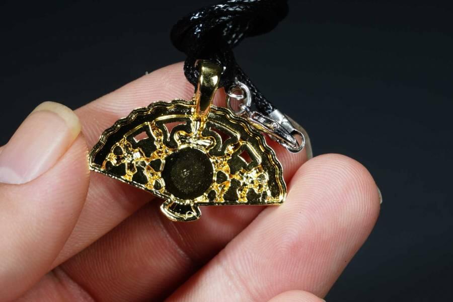 上海都达杂项专场十八（全场包邮） 天然镀金扇形嵌绿玛瑙蛋面挂件 附鉴定证书