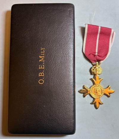 盛世勋华——号角文化勋章邮票专场拍卖第303期 - 英国OBE勋章 少见军版 皇家造币局生产带原盒 厂标 银制