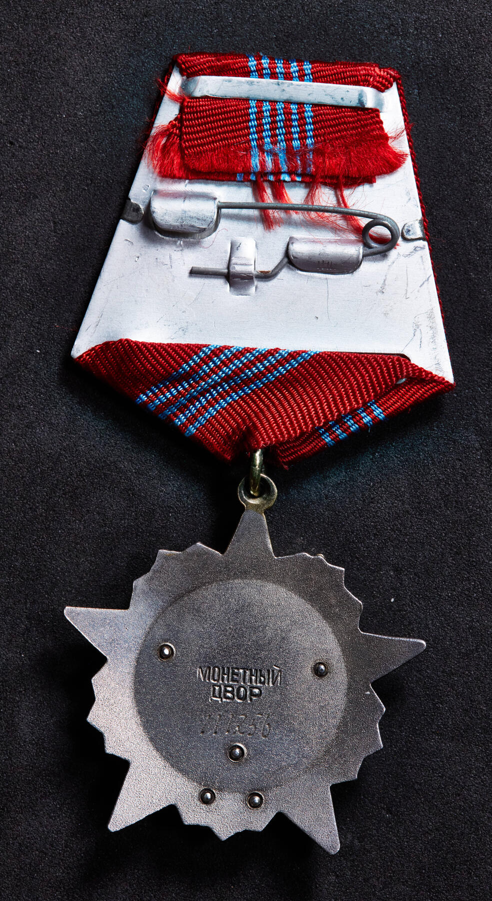 【俄甄集藏】马年新春第一拍 2026年(048)02-25星期三 晚 19:30 全场包邮 苏联十月革命勋章，银质珐琅，党徽处为22K黄金制造，111256号，五钉版，黄油五彩包浆，完美品相，重量（不含挂板）：33.5克