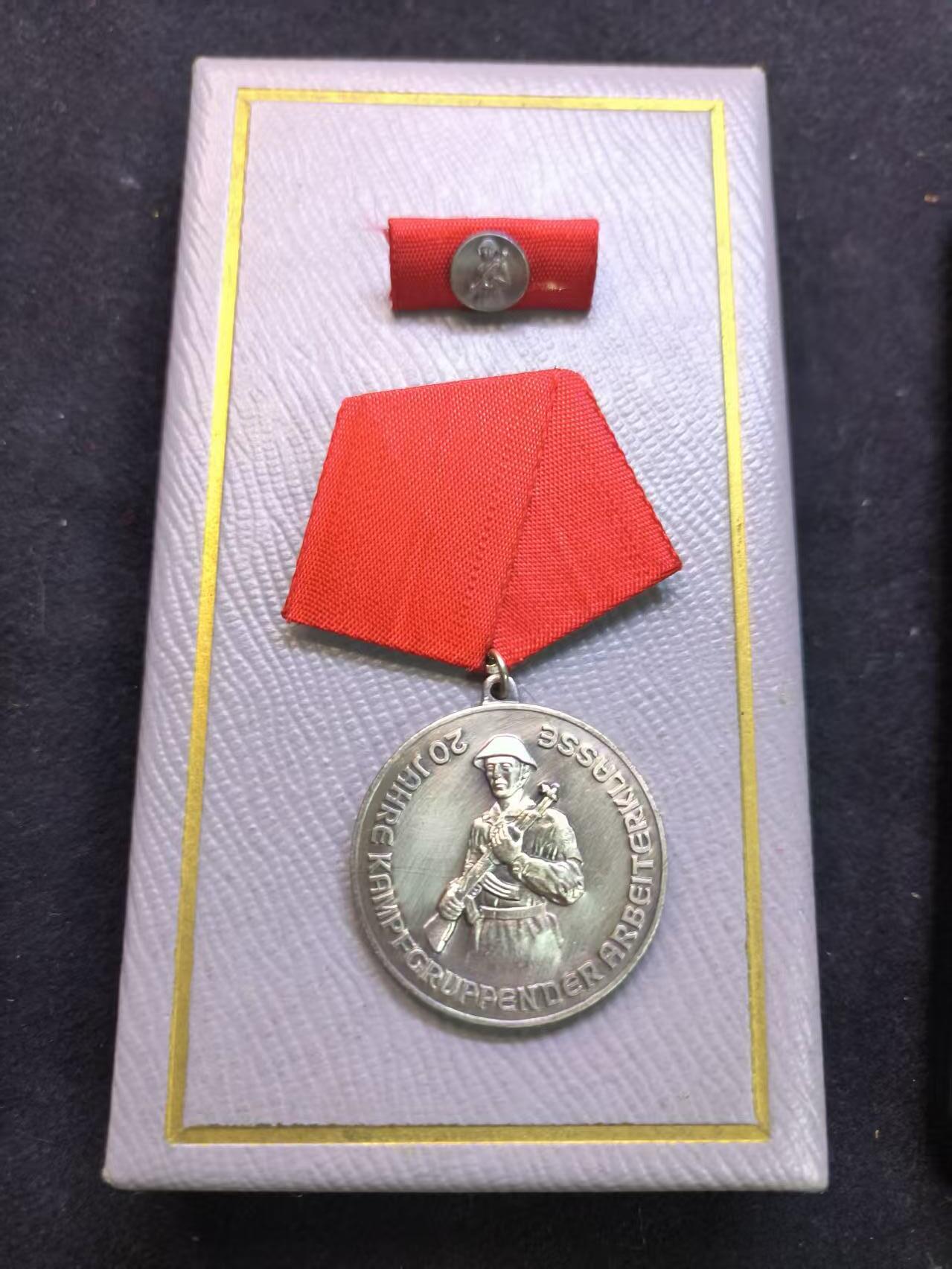 （店主清仓 大量自藏 制服徽章盛宴）罗岚⭐爱藏⭐甄选专拍第五场-分享拍场赚佣（实体经营） 民主德国Kampfgruppen der Arbeiterklasse-KdA（工人阶级战斗队）建立二十周年奖章（发放给当时的战斗队干部与官员，在工战队的地位类似建军20在苏联红军中）全套带原盒 背面带原主姓名