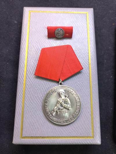 （制服徽章盛宴）罗岚⭐爱藏⭐甄选专拍第五场-分享拍场额外现金红包（实体经营） - 民主德国Kampfgruppen der Arbeiterklasse-KdA（工人阶级战斗队）建立二十周年奖章（发放给当时的战斗队干部与官员，在工战队的地位类似建军20在苏联红军中）全套带原盒 背面带原主姓名