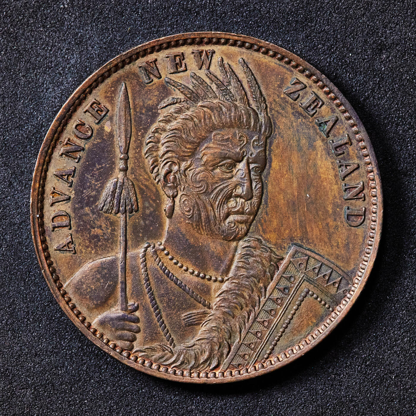 【俄甄集藏】马年新春第一拍 2026年(048)02-25星期三 晚 19:30 全场包邮 英属新西兰1881年乔治城米尔纳-汤普森音乐商行毛利人1便士代用币，澳大利亚斯托克斯-马丁造币厂铸造，少见品种，设计精美，保存完好，直径：34mm，重量：13.74克