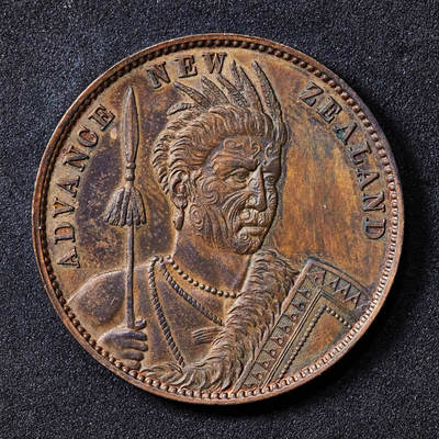 【俄甄集藏】马年新春第一拍 2026年(048)02-25星期三 晚 19:30 全场包邮 - 英属新西兰1881年乔治城米尔纳-汤普森音乐商行毛利人1便士代用币，澳大利亚斯托克斯-马丁造币厂铸造，少见品种，设计精美，保存完好，直径：34mm，重量：13.74克