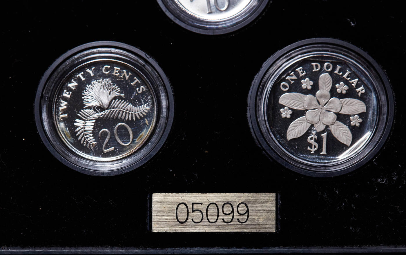 【俄甄集藏】马年新春第一拍 2026年(048)02-25星期三 晚 19:30 全场包邮 新加坡1990年1分-1元6枚精制全银封装套币，原盒证，总重：28.71克，925银，发行量15000套