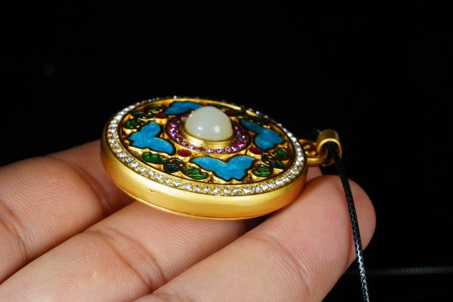 上海都达杂项专场十八（全场包邮） 天然镀金珐琅彩罗盘嵌和田玉蛋面挂件 附鉴定证书