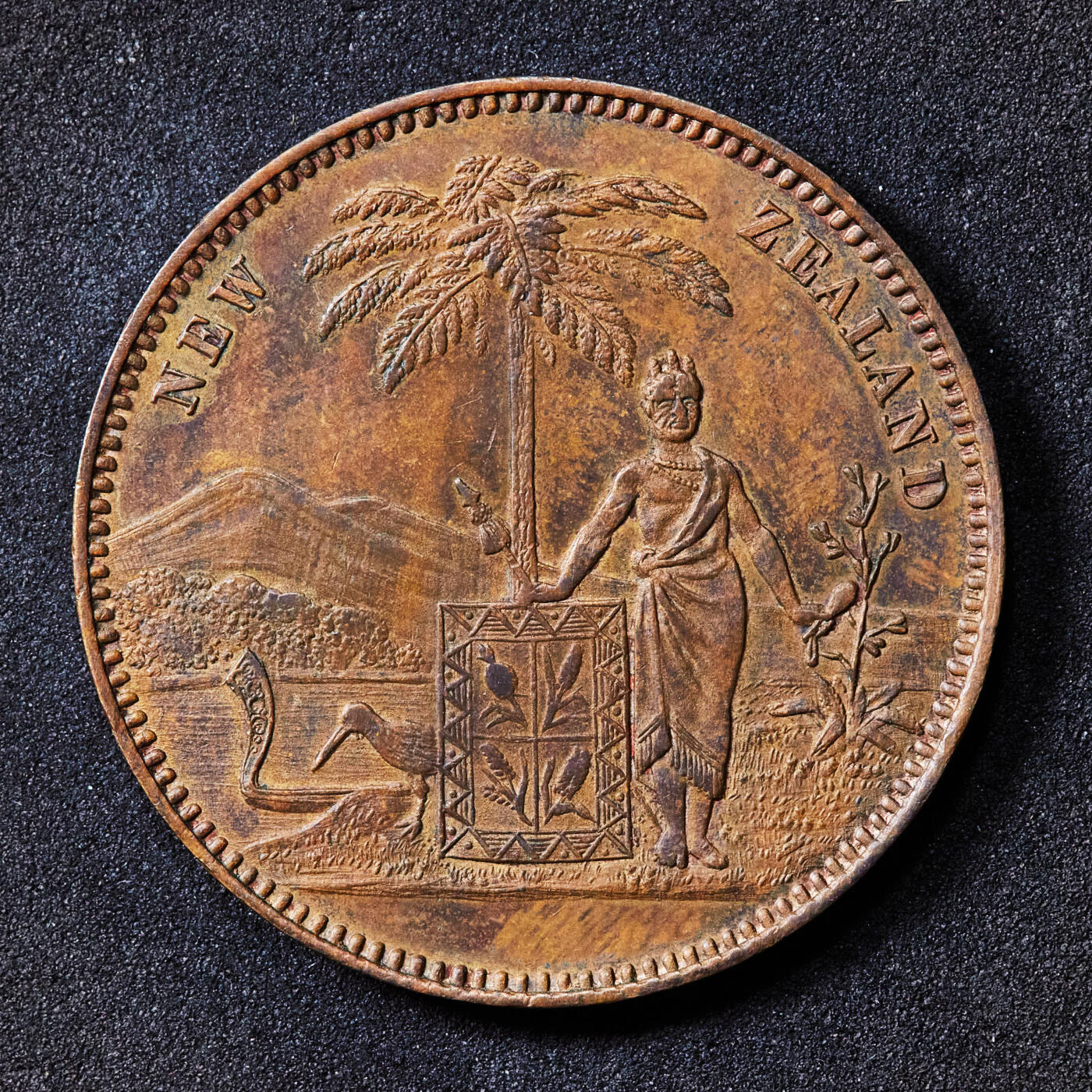 【俄甄集藏】马年新春第一拍 2026年(048)02-25星期三 晚 19:30 全场包邮 英属新西兰1881年乔治城米尔纳-汤普森音乐商行毛利人1便士代用币，澳大利亚斯托克斯-马丁造币厂铸造，少见品种，设计精美，保存完好，直径：34mm，重量：13.74克