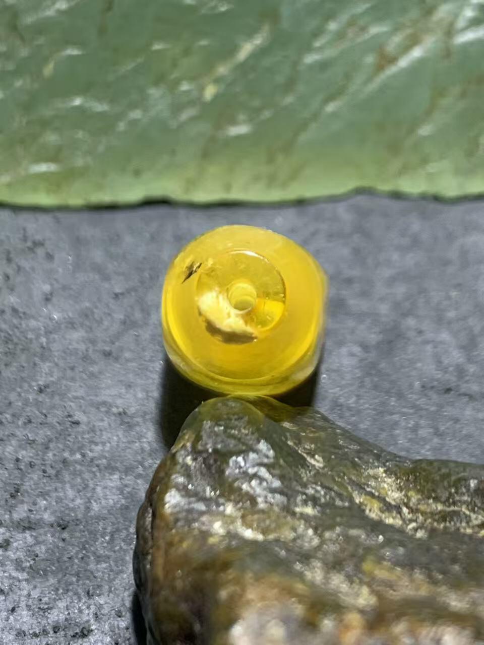 天然通货乌克兰蜜蜡一体佛头三通一个！