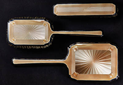 【俄甄集藏】马年新春第一拍 2026年(048)02-25星期三 晚 19:30 全场包邮 - 英国伦敦1936年Mappin & Webb（马平&韦伯）顶级珠宝制造商（劳力士手表特许经销商）出品，银质珐琅镶嵌古董毛刷、梳妆镜居家三件套，梳妆镜高：272mm，宽：100mm；长柄刷长：235mm，宽：70mm；无柄刷长：158mm，宽：37mm，总重量：509克，925银，设计精美，保存完好