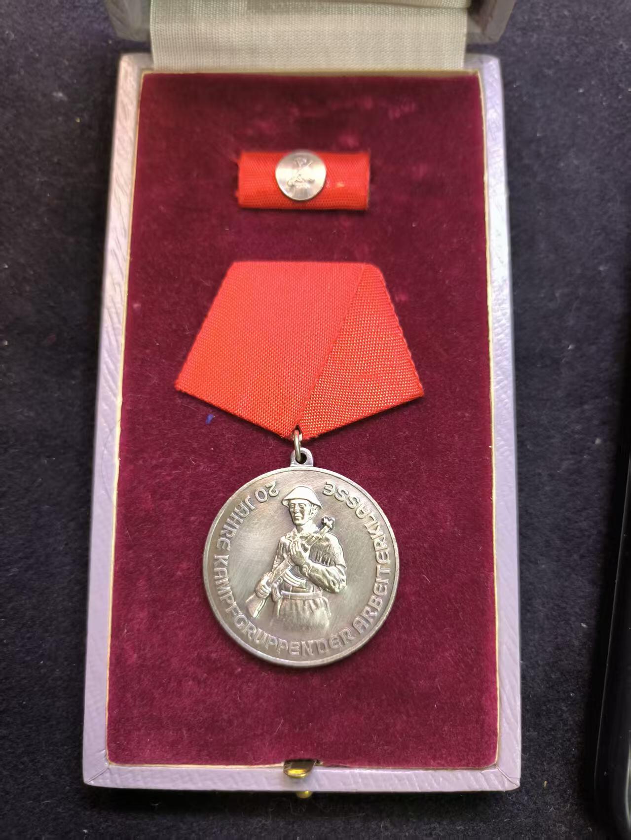 （店主清仓 大量自藏 制服徽章盛宴）罗岚⭐爱藏⭐甄选专拍第五场-分享拍场赚佣（实体经营） 民主德国Kampfgruppen der Arbeiterklasse-KdA（工人阶级战斗队）建立二十周年奖章（发放给当时的战斗队干部与官员，在工战队的地位类似建军20在苏联红军中）全套带原盒 背面带原主姓名