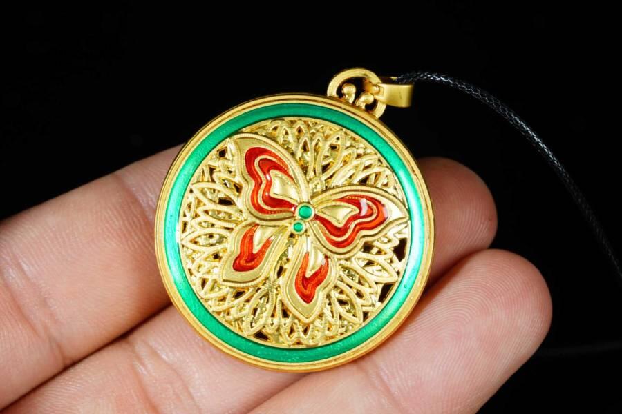 上海都达杂项专场十八（全场包邮） 天然镀金珐琅彩罗盘嵌和田玉蛋面挂件 附鉴定证书