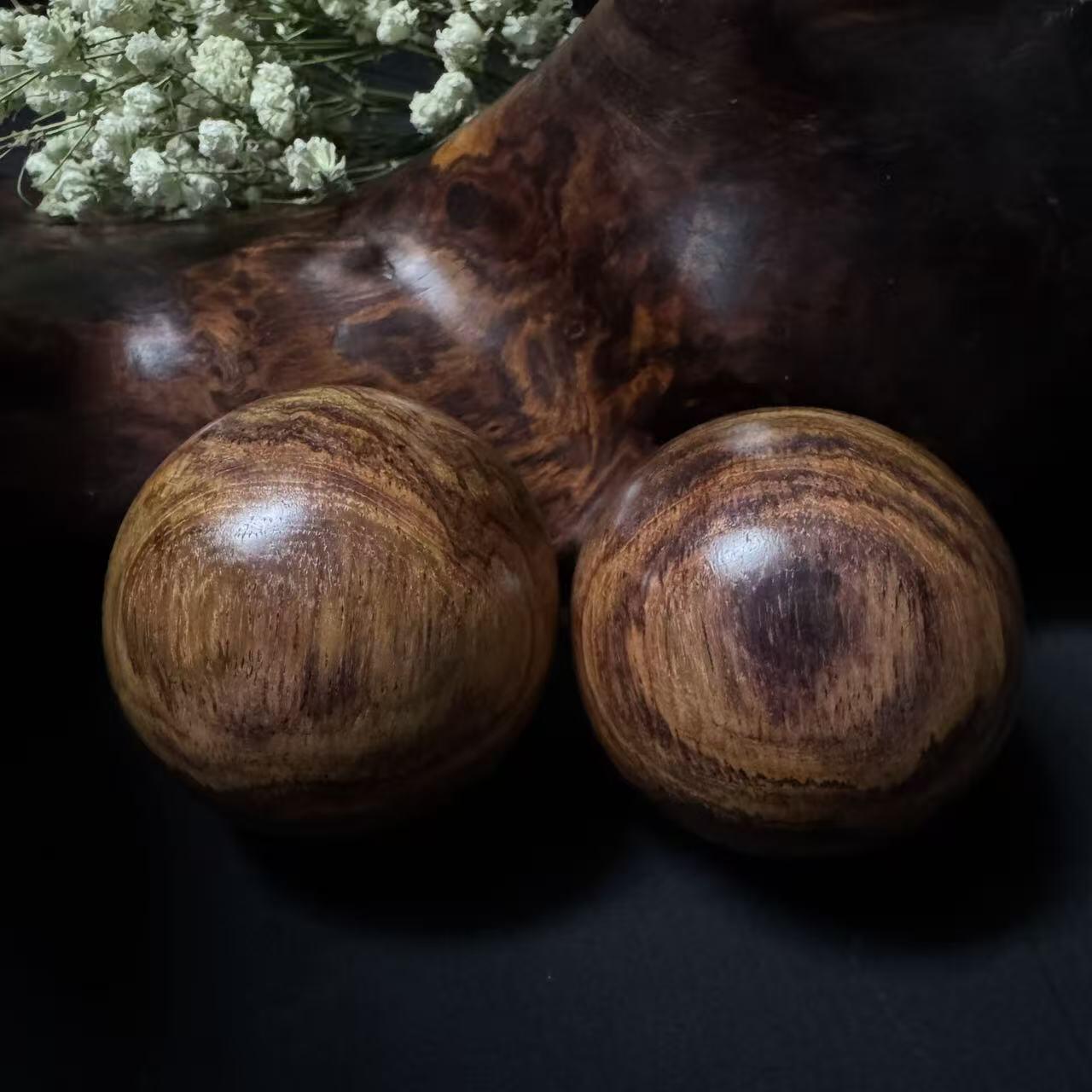 零元拍：  对眼海南黄花梨超大手球一对，尺寸：50MM