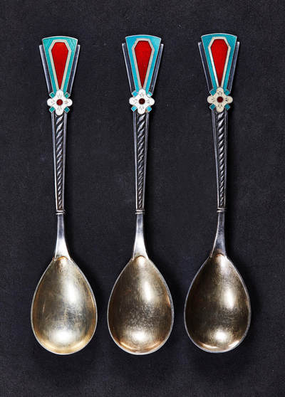 【俄甄集藏】马年新春第一拍 2026年(048)02-25星期三 晚 19:30 全场包邮 - 苏联-波罗的海地区1960年代珐琅工艺古董银勺3支一组，单体长：135mm，宽：28mm，总重量：69.38克，916戳记，含银量95.4%，俄系银器戳记为96进制