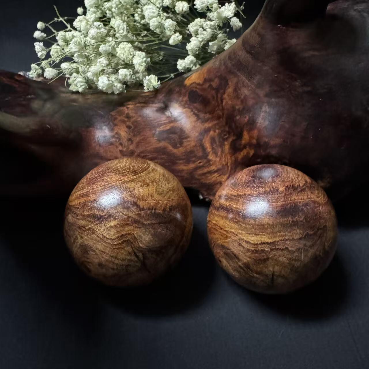 零元拍：  对眼海南黄花梨超大手球一对，尺寸：50MM