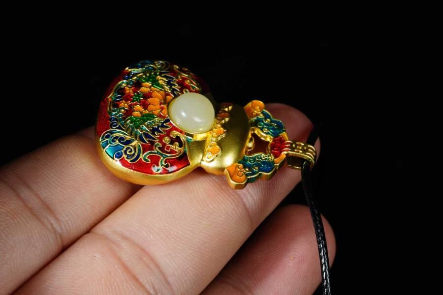 上海都达杂项专场十八（全场包邮） 天然镀金珐琅彩葫芦嵌和田玉蛋面挂件附鉴定证书