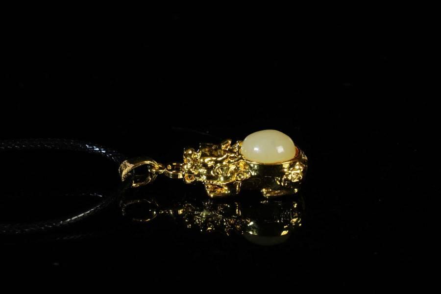 上海都达杂项专场十八（全场包邮） 天然镀金招财龙龟嵌和田玉蛋面挂件 附鉴定证书尺寸：3*1*1.1cm