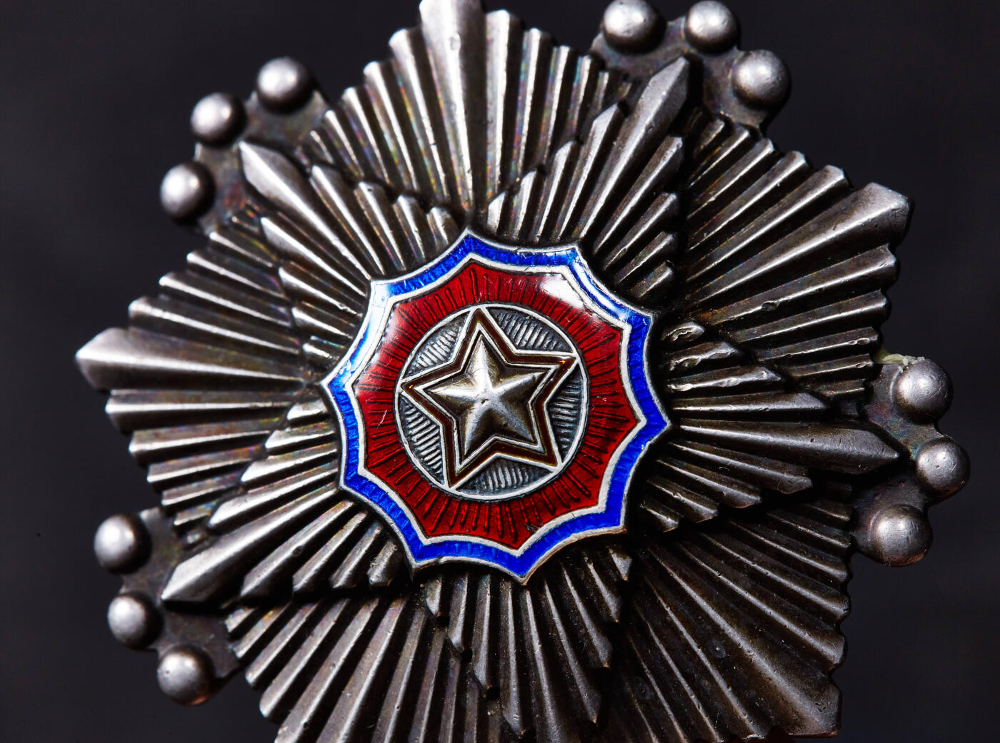 【俄甄集藏】马年新春第一拍 2026年(048)02-25星期三 晚 19:30 全场包邮 朝鲜三级国旗勋章，银质局部珐琅，大轮版，68013号，直径：50mm，重量：45.73克，保存完好，包浆亮眼