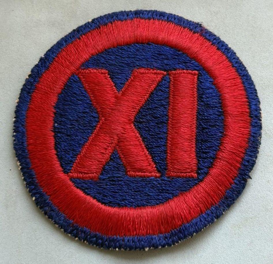 盛世勋华——号角文化勋章邮票专场拍卖第303期 美国陆军第九军臂章（二战～朝鲜战争期间版本），第九军是美军的一支野战军，在二战中表现突出，1944年8月底登陆法国，阿登反击战中，成功遏制德军扩张战果，1945年初强渡莱茵河。参与围歼鲁尔地区德军B集团军，朝鲜战争中1950年11月的清川江围歼战中，该军麾下美第2师、第25师及土耳其旅等被志愿军三面包围。第2师遭歼灭性打击，其3个步兵团和师属炮兵伤亡惨重，美骑兵第1师等也遭重创。