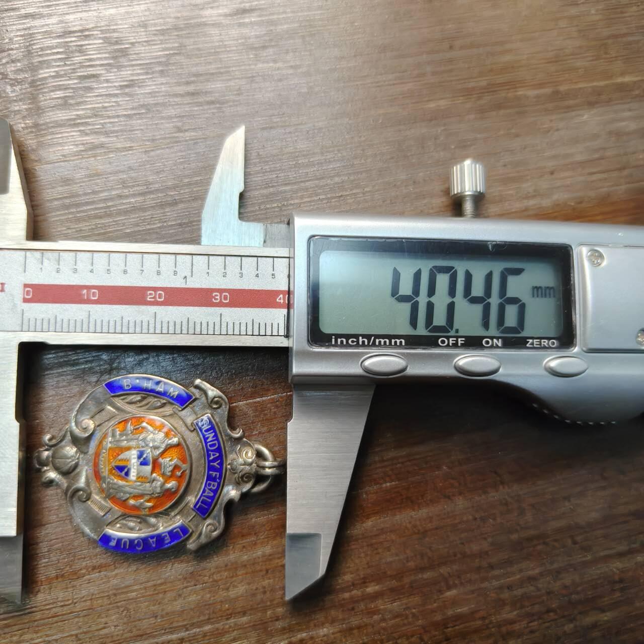 【春节前最后一拍，下一场3.3号】★第139加场★银币专场 不寄存，200包邮。不满200元，支付5元运费。《接受代拍 代送NGC评级》 101【无寄存】伯明翰地区足球联赛银质纪念奖章 重12.3g 长约40mm 宽约28mm