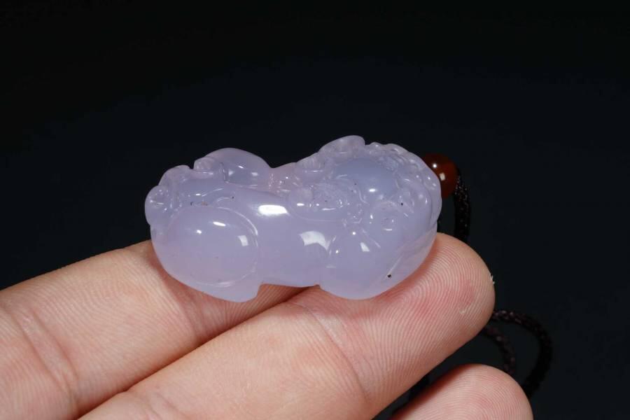 上海都达杂项专场十八（全场包邮） 天然粉玛瑙精雕招财貔貅挂件 附鉴定证书