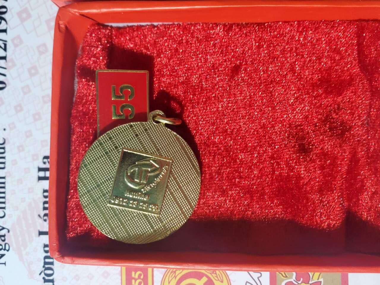 韵星假日军品类拍卖第三十九期暨默多克中校夫妇专场 -- Rimey Holidays Militaria Auction 39 & The Modoks Collection  越南社会主义共和国裴廷宜光荣在党五十年奖章带大证书一套 和为企业党建服务盒