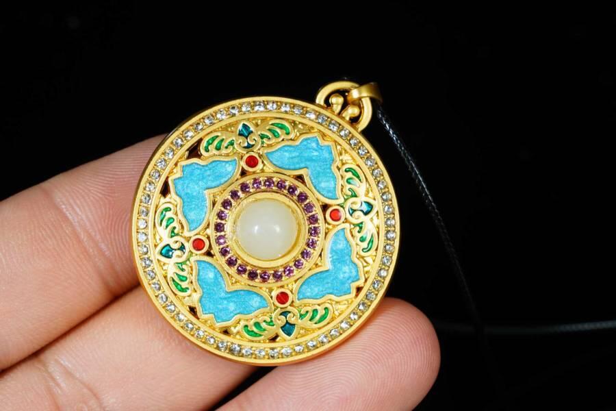 上海都达杂项专场十八（全场包邮） 天然镀金珐琅彩罗盘嵌和田玉蛋面挂件 附鉴定证书
