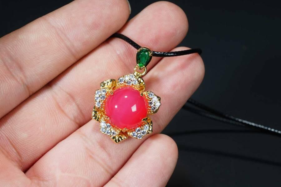 上海都达杂项专场十八（全场包邮） 天然镀金花朵嵌红玛瑙蛋面挂件（可转动）附鉴定证书、