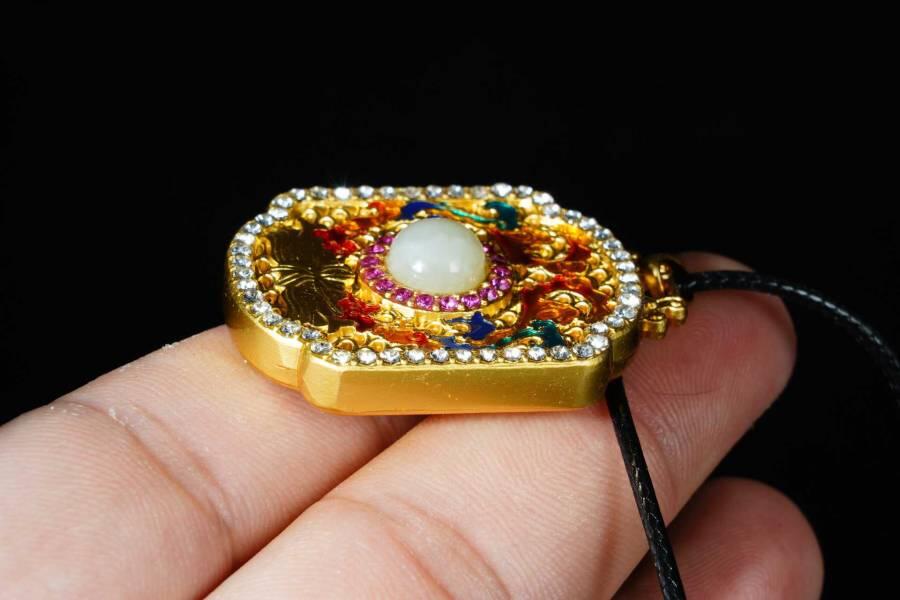 上海都达杂项专场十八（全场包邮） 天然镀金珐琅彩嵌和田玉蛋面王妃方牌挂件 附鉴定证书