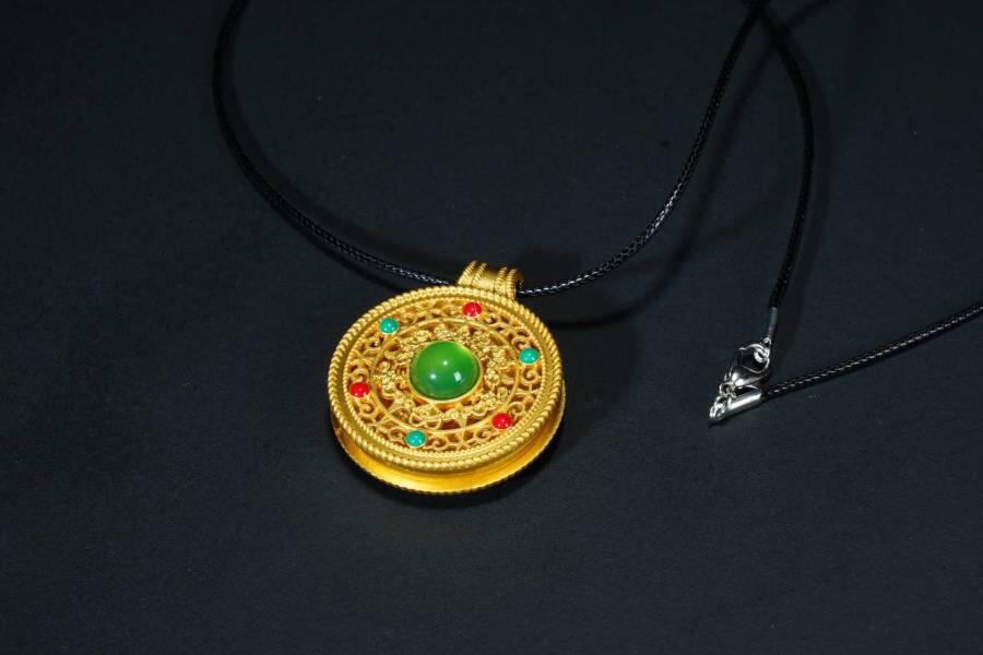 上海都达杂项专场十八（全场包邮） 天然镀金黄财神背嵌绿玛瑙蛋面圆牌挂件 附鉴定证书
