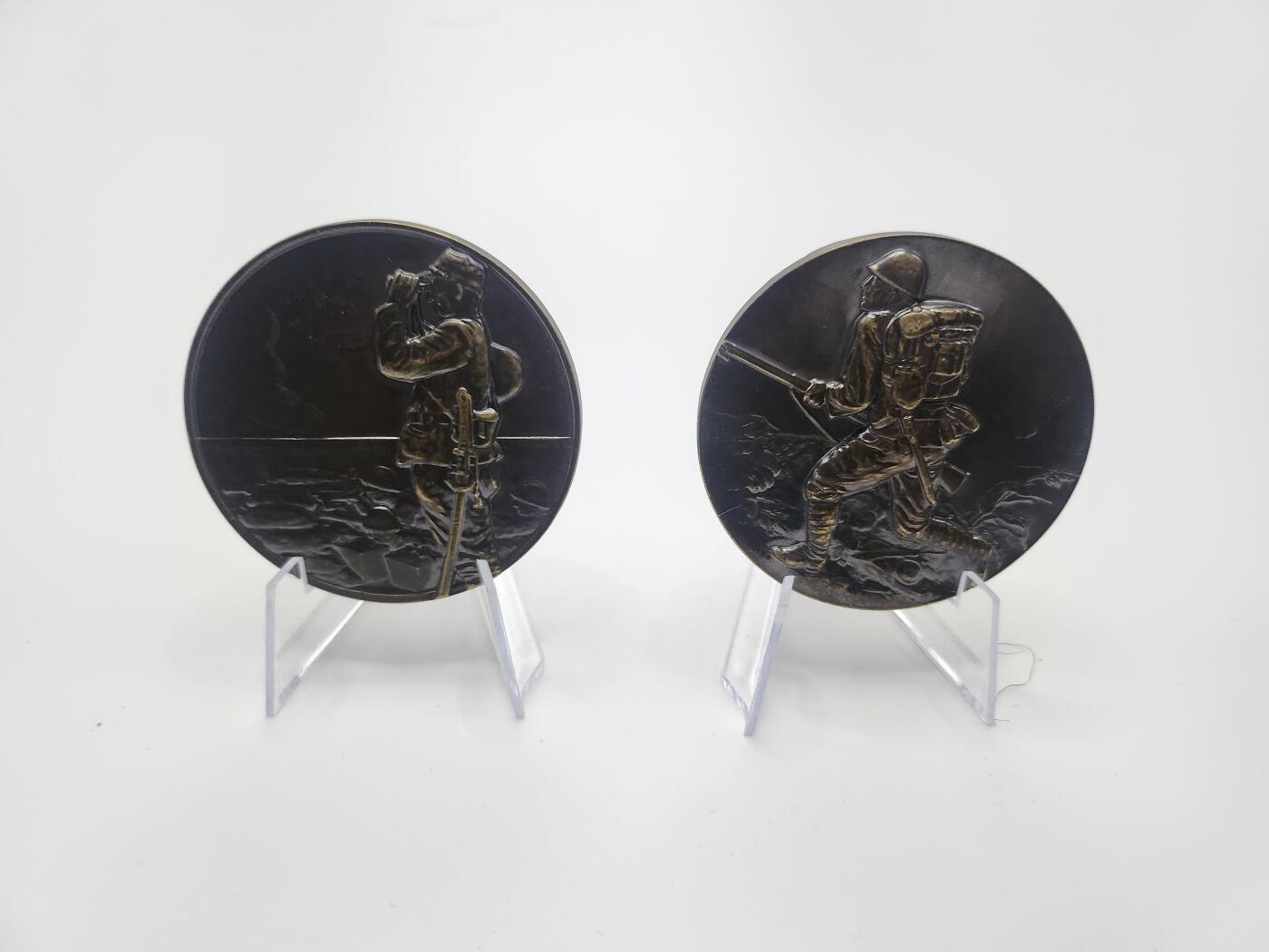 南水社第二次拍卖 日本七七事变纪念章牌一对（海军版陆军版）战后民造版本