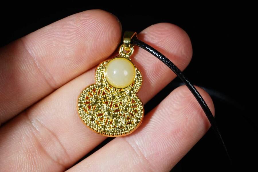 上海都达杂项专场十八（全场包邮） 天然镀金葫芦嵌和田玉蛋面挂件 附鉴定证书