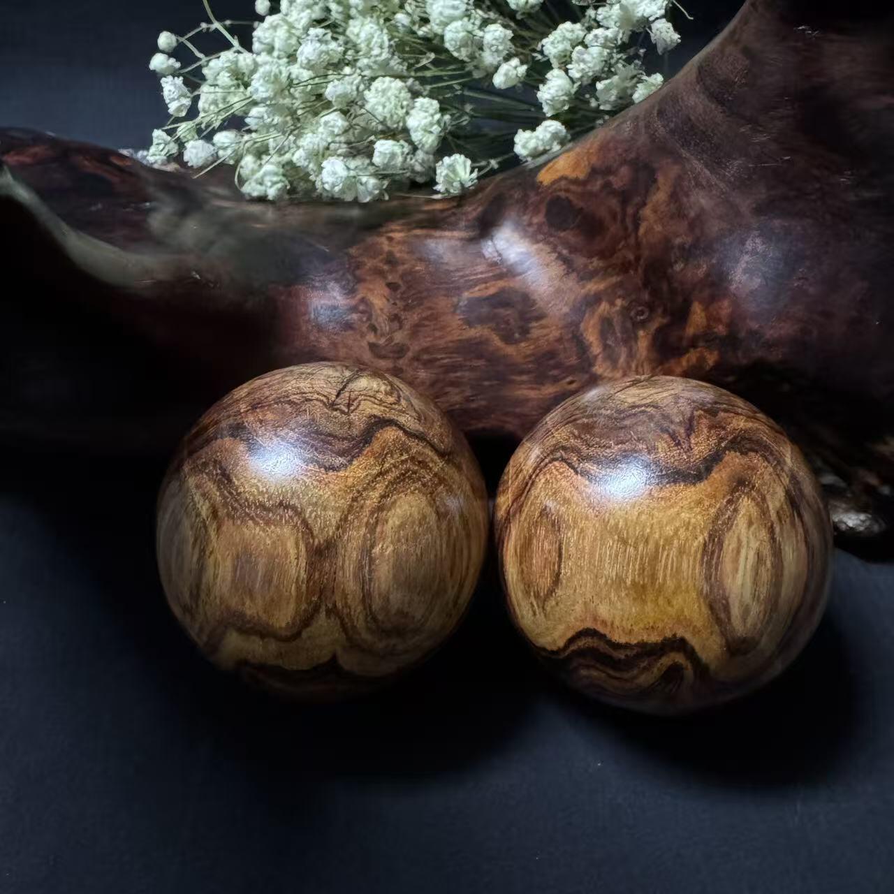 零元拍：  对眼海南黄花梨超大手球一对，尺寸：50MM