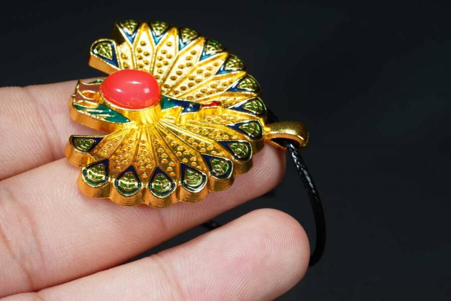 上海都达杂项专场十八（全场包邮） 天然镀金孔雀开屏嵌红玛瑙蛋面挂件 附鉴定证书