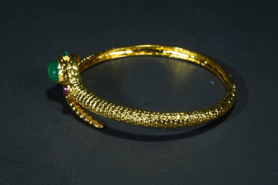 上海都达杂项专场十八（全场包邮） 天然镀金嵌绿玛瑙蛋面蛇形活口手镯 附鉴定证书