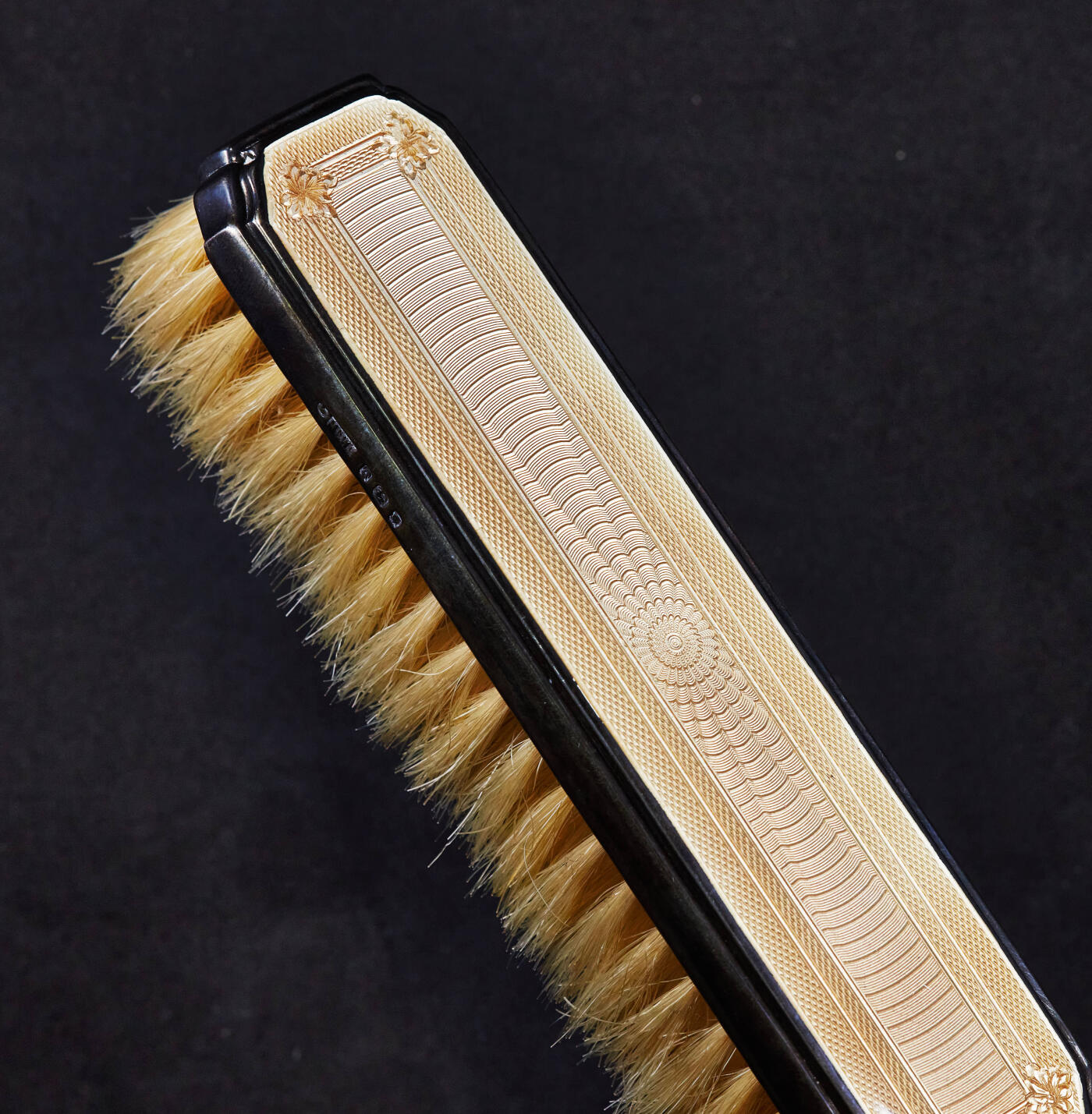 【俄甄集藏】马年新春第一拍 2026年(048)02-25星期三 晚 19:30 全场包邮 英国伦敦1936年Mappin & Webb（马平&韦伯）顶级珠宝制造商（劳力士手表特许经销商）出品，银质珐琅镶嵌古董毛刷、梳妆镜居家三件套，梳妆镜高：272mm，宽：100mm；长柄刷长：235mm，宽：70mm；无柄刷长：158mm，宽：37mm，总重量：509克，925银，设计精美，保存完好