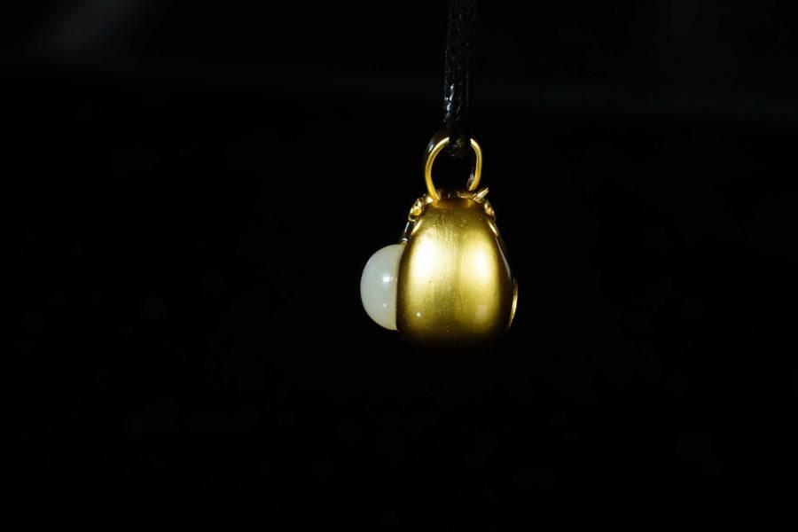 上海都达杂项专场十八（全场包邮） 天然镀金小胖福嵌和田玉蛋面挂件 附鉴定证书