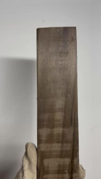 零元拍：NO.6 爆满金丝乌木金丝楠 可做镇尺 切牌子，无需打磨就已经金光闪闪。满金丝药香，尺寸约：35/6.3/3.3厚CM。