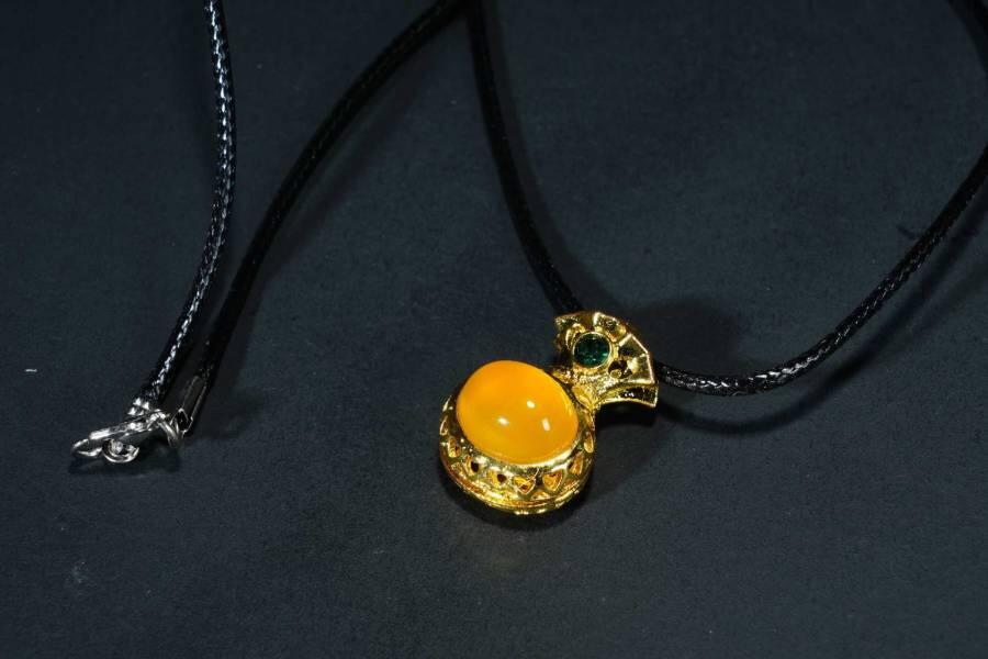 上海都达杂项专场十八（全场包邮） 天然镀金福袋嵌黄玛瑙蛋面挂件 附鉴定证书