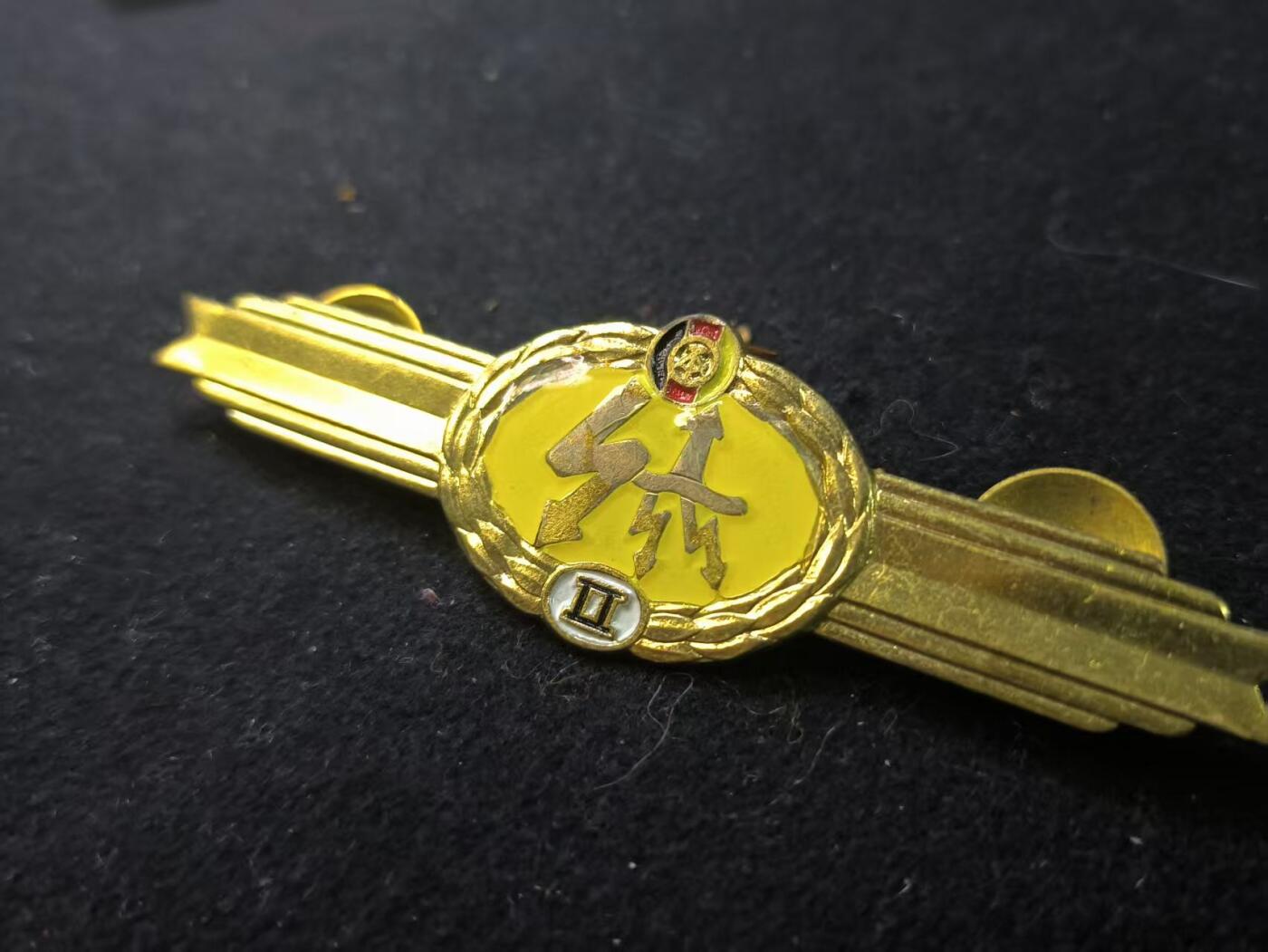 （店主清仓 大量自藏 制服徽章盛宴）罗岚⭐爱藏⭐甄选专拍第五场-分享拍场赚佣（实体经营） 民主德国人民军二级通讯技能章 好品带背轮出造型必备 美品