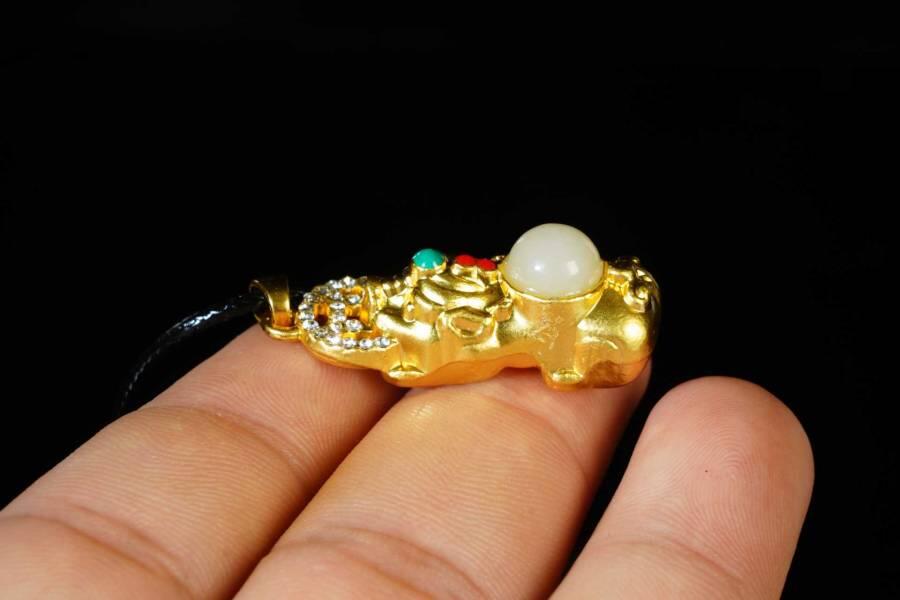 上海都达杂项专场十八（全场包邮） 天然镀金招财貔貅嵌和田玉蛋面挂件 附鉴定证书天然镀金招财貔貅嵌和田玉蛋面挂件 附鉴定证书