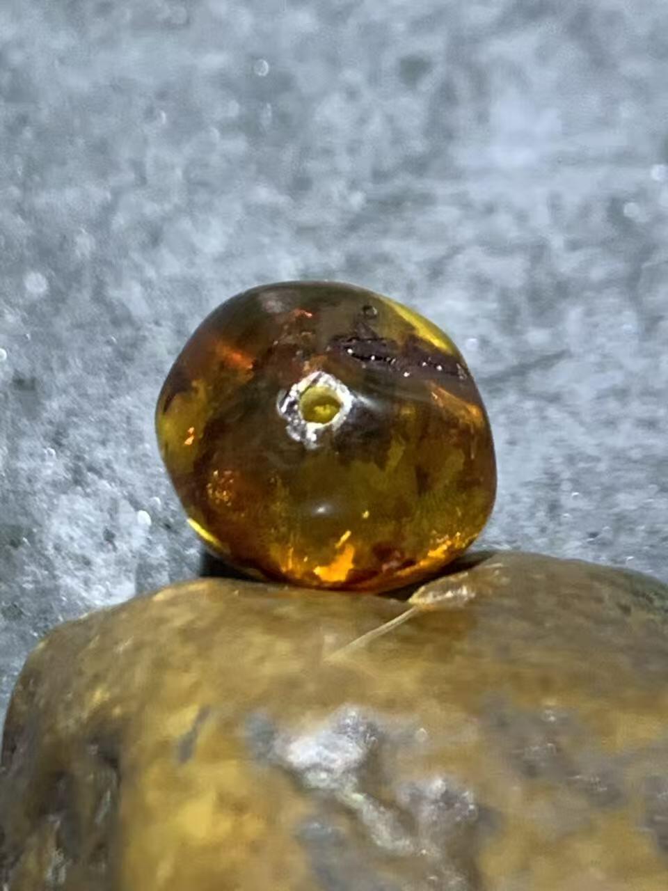 乌克兰花珀通货随形珠一个，