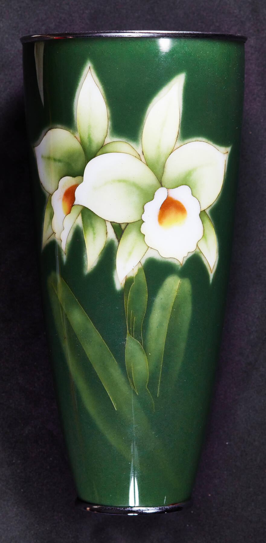 【俄甄集藏】马年新春第一拍 2026年(048)02-25星期三 晚 19:30 全场包邮 日本1960年代著名安滕七宝烧工坊作品绿釉兰花款式铜胎无线珐琅工艺花瓶，高：213mm，杯口直径：103mm，重量：764克