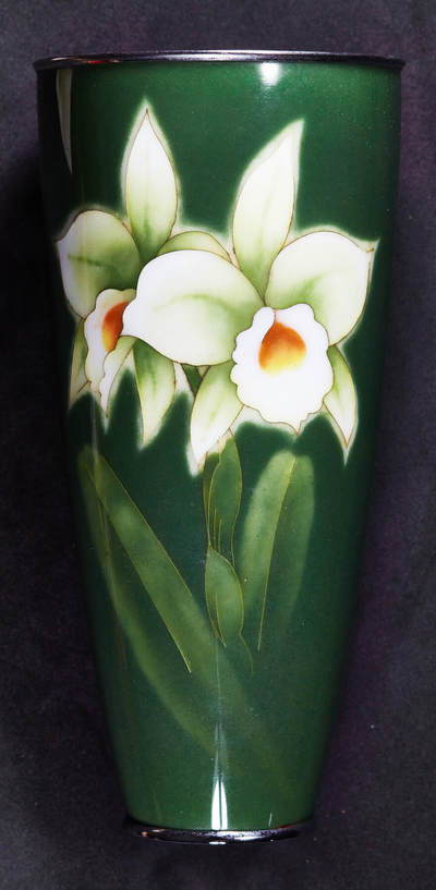 【俄甄集藏】马年新春第一拍 2026年(048)02-25星期三 晚 19:30 全场包邮 - 日本1960年代著名安滕七宝烧工坊作品绿釉兰花款式铜胎无线珐琅工艺花瓶，高：213mm，杯口直径：103mm，重量：764克