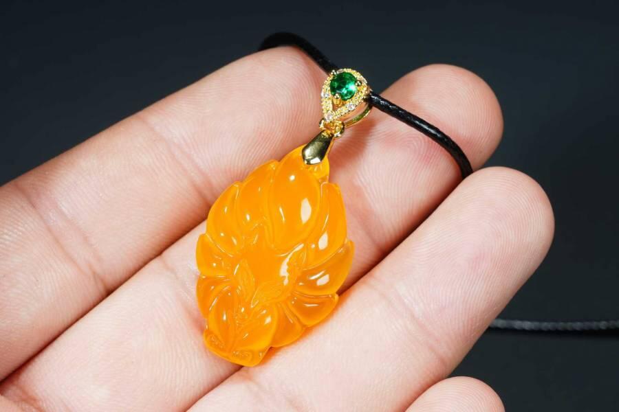 上海都达杂项专场十八（全场包邮） 天然黄玛瑙精雕《九尾狐》挂件附鉴定证书