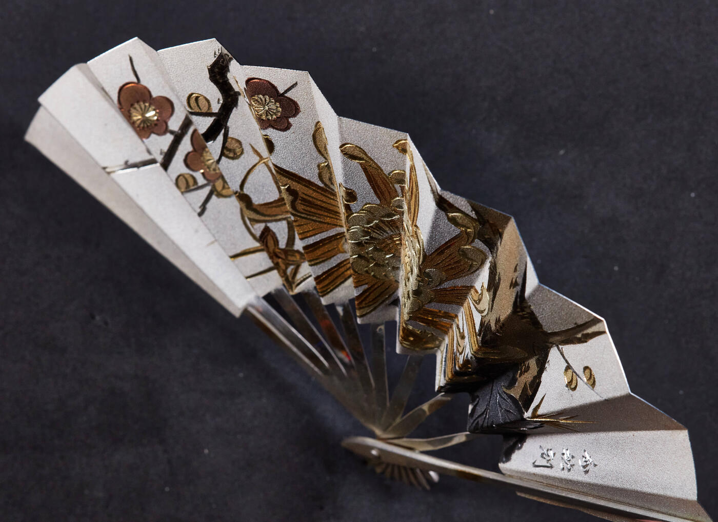 【俄甄集藏】马年新春第一拍 2026年(048)02-25星期三 晚 19:30 全场包邮 日本1950年代错金梅兰菊纯银扇子摆件，埼玉县名家川村秀秋作品，尺寸：250mm×150mm，重量：116.1克，999银