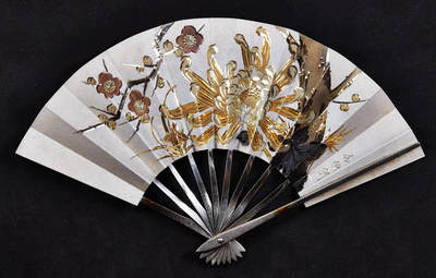 【俄甄集藏】马年新春第一拍 2026年(048)02-25星期三 晚 19:30 全场包邮 - 日本1950年代错金梅兰菊纯银扇子摆件，埼玉县名家川村秀秋作品，尺寸：250mm×150mm，重量：116.1克，999银