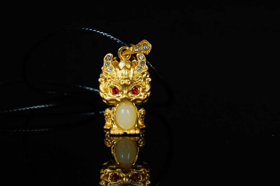 上海都达杂项专场十八（全场包邮） 天然镀金瑞兽麒麟嵌和田玉蛋面挂件 附鉴定证书