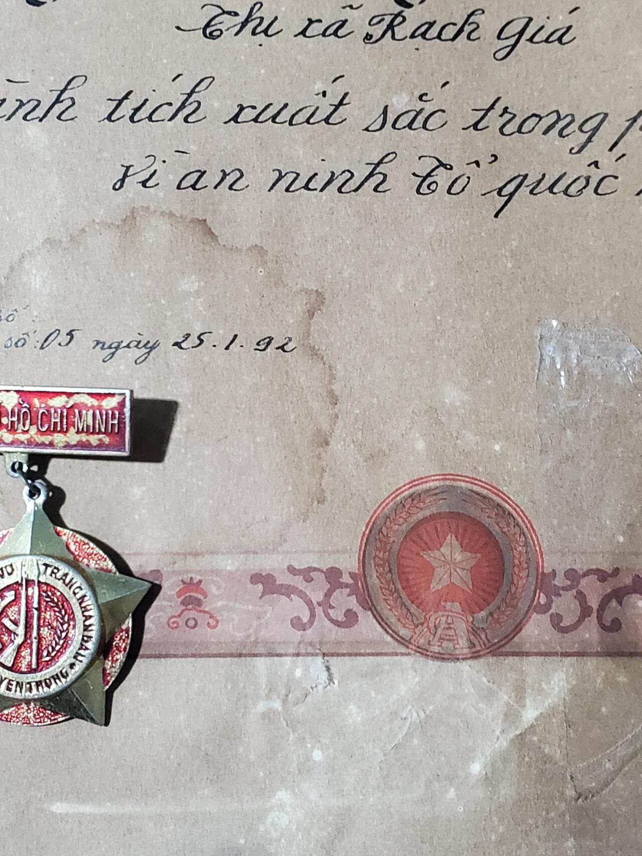 韵星假日军品类拍卖第三十九期暨默多克中校夫妇专场 -- Rimey Holidays Militaria Auction 39 & The Modoks Collection  越南社会主义共和国为胡志明市守备（公安，国安，军队）奖章+为公安长期优秀服务奖状一张 少见老纸张 后采用铜版纸印刷 章品相好